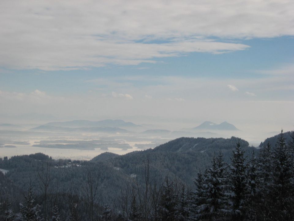 Ljubljanska kotlina, desno se vidita Grmada in Šmarna gora