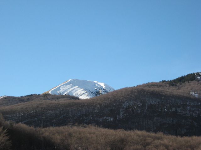Pogled nazaj na zasneženo severno stran Krasjega vrha