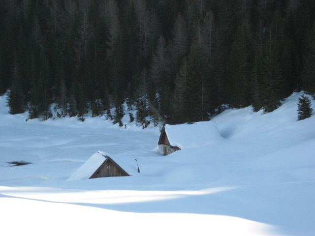 Del stanov na Višarski planini komaj kuka izpod snega