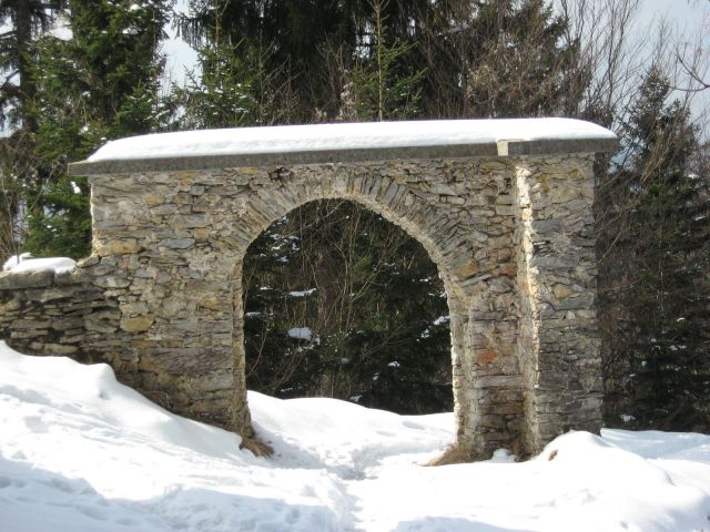 Zidan portal ob cerkvi
