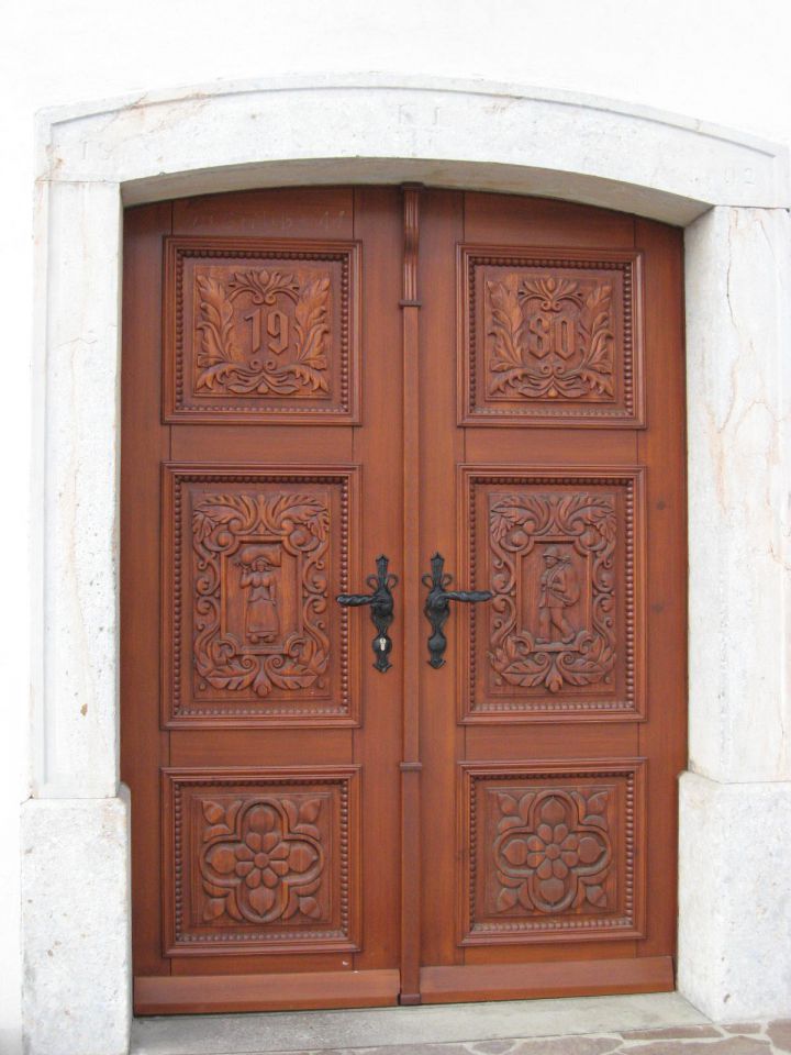 Vhodna vrata obnovljene domačije