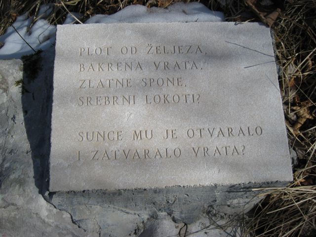 Ob poti zadnjega vzpona do vrha so v kamen vklesani verzi v starinskem jeziku