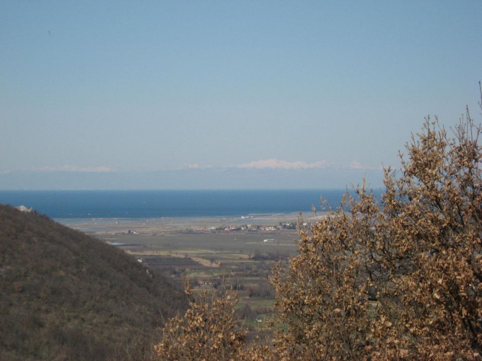 Pogled na Piranski zaliv in zasnežene Julijce