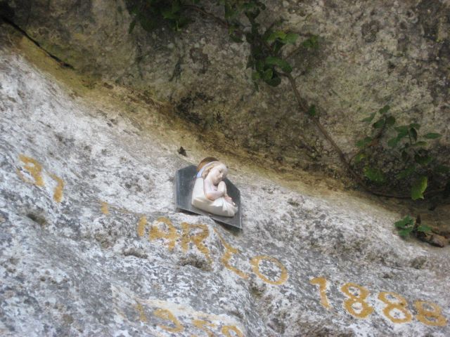 Marija v skali nad izvirom