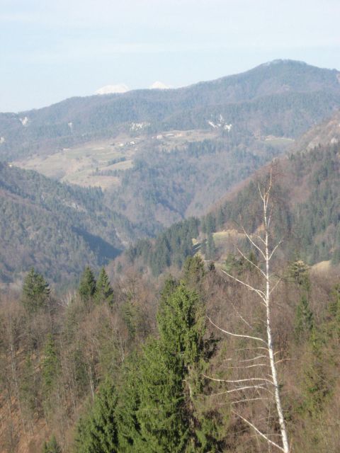 V daljavi komaj vidne zasnežene KSA