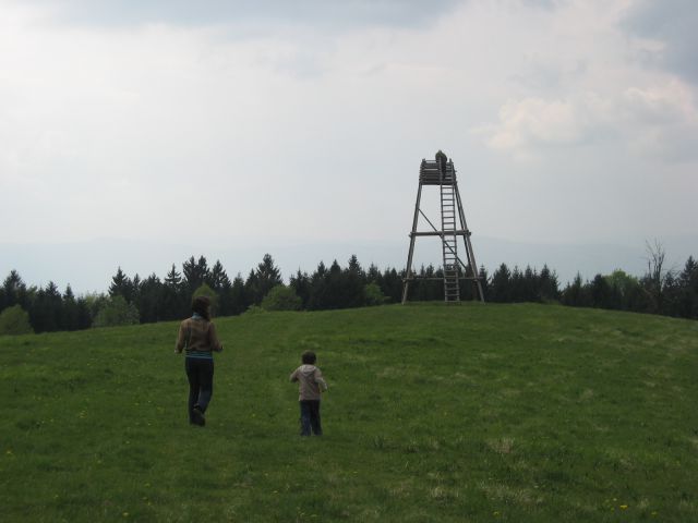 Opazovalnica (razgledni stolp) sredi jase