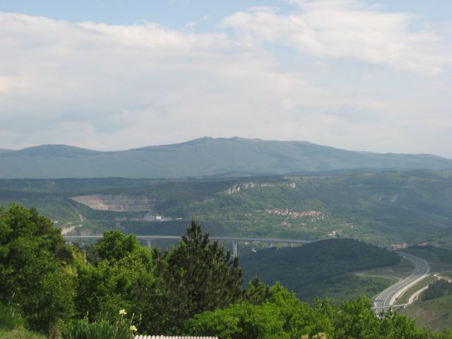 Viadukt Črni kal, Kraški rob in zadaj Slavnik
