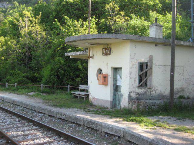 Zapuščena železniška postaja nad Zazidom