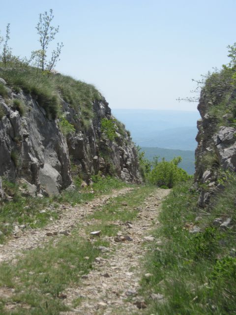 Sestop skozi skalni usek proti Rakitovcu