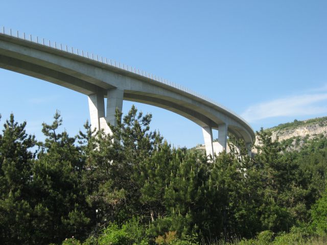 Tole pa je črnokalski viaduk slikan s stare ceste proti Kopru