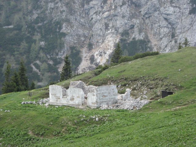 Ruševina na planini Seča, verjetno bivša karavla