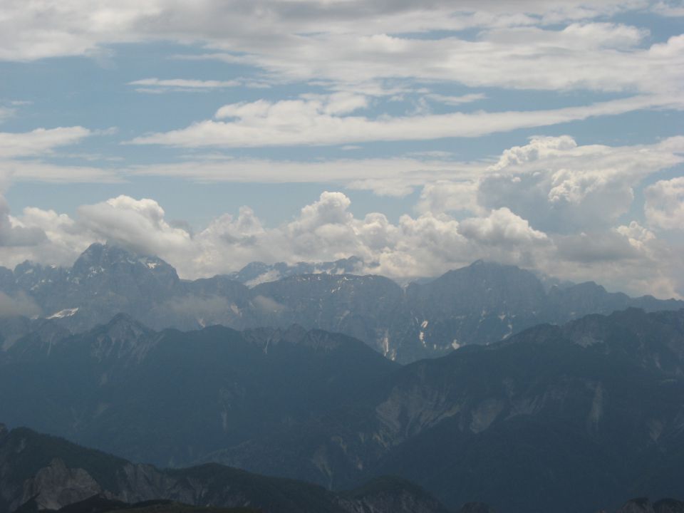 proti Montažu in Viševi skupini