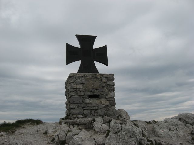 Neprijazni križ na vrhu - obeležje koroškega plebiscita