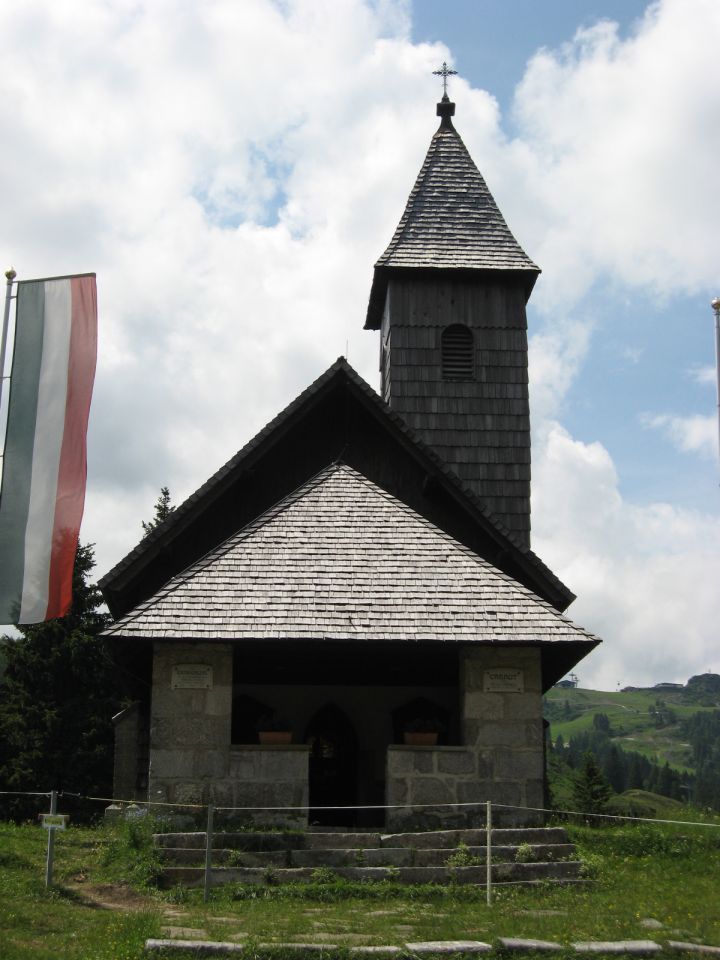 cerkev v smučarskem središču Nassfeld