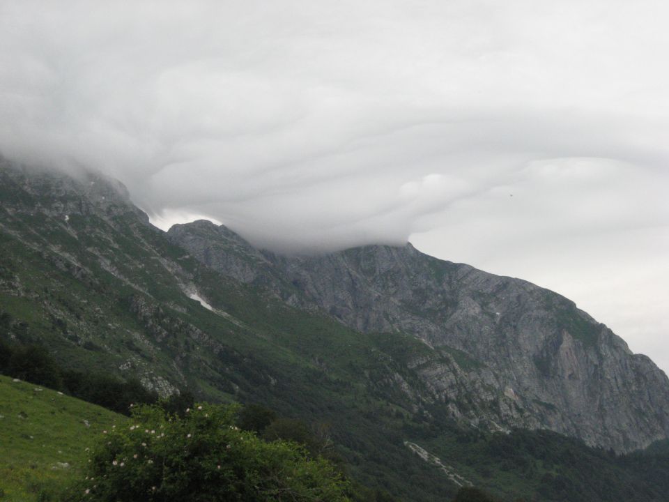 nenavadni oblaki zakrivajo vrh Krna