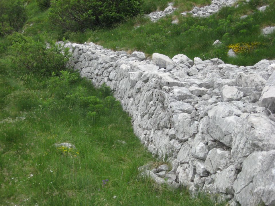 dobro ohranjen podporni zid mulatjere