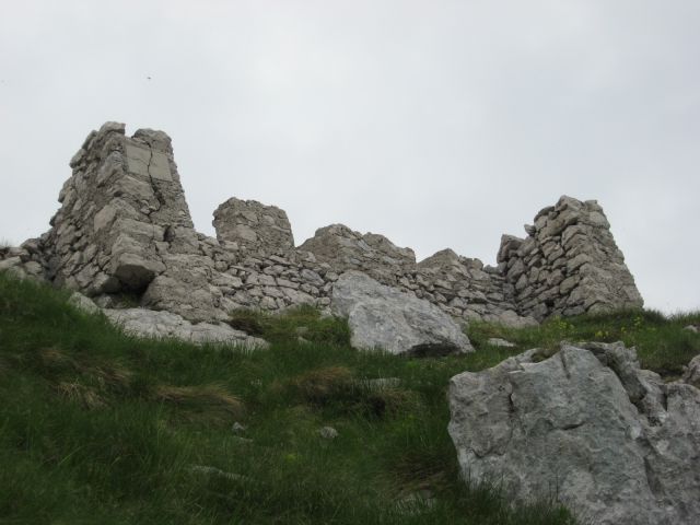 Ostanki utrdbe na grebenu med Vršičem in Vrhom ruš