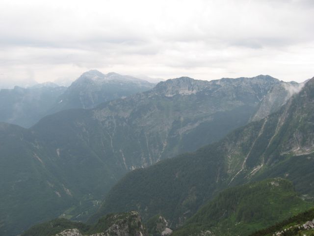 Razgled neznane vrhove na drugi strani grebena
