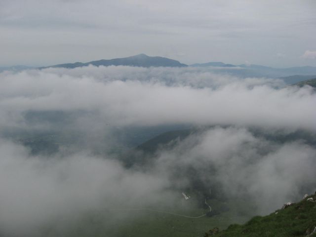 Pas oblakov pod Matajurjem, spredaj se vidi streha planine Zaprikraj