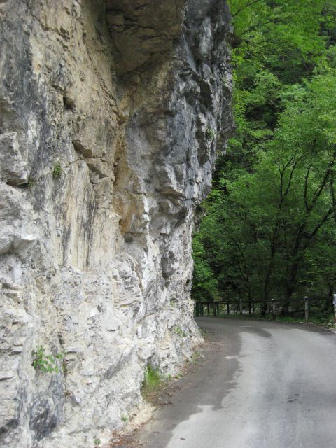 V živo skalo vklesana cesta