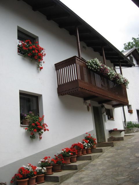 Hiše v Čadrgu so lepo urejene, z veliko cvetja, leseni balkoni imajo vsi enak vzorec