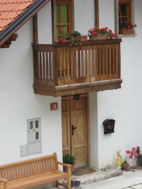 Lepa hiška z značilno ograjo na balkonu