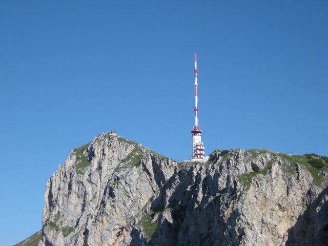 Tv stolp in cerkev (nemška) na vrhu