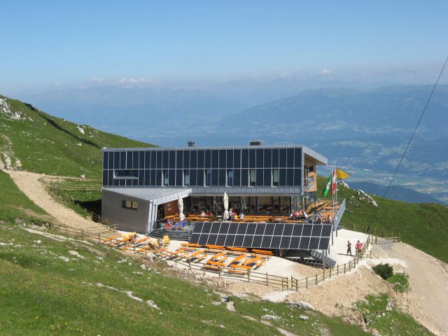 Nova koča Dobratsch Gipfelhaus, odrta letos junija na mestu stare, ki so jo porušili