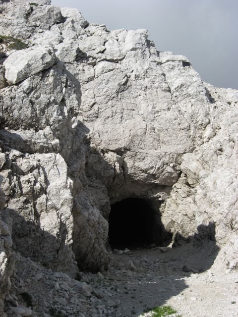 Tunel in drugi ostanki vojaške norosti