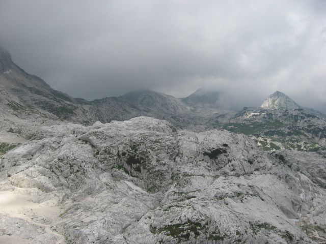 Kraški podi proti Mt. Sart (Žrd)