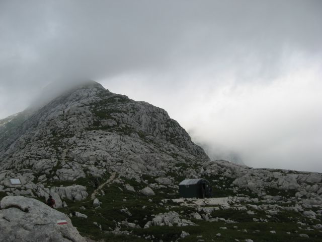 Spredaj bivak Marušič, nad njim Mt. Grubia (Vrh Grubja)