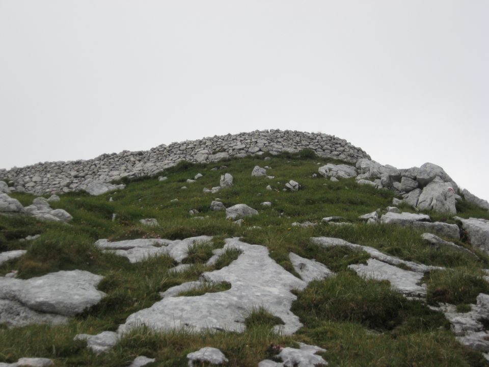 kamnit zid pod vrhom Grubja