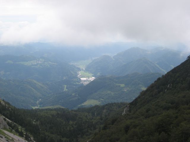 Pogled na Železnike s poti na Gladki vrh