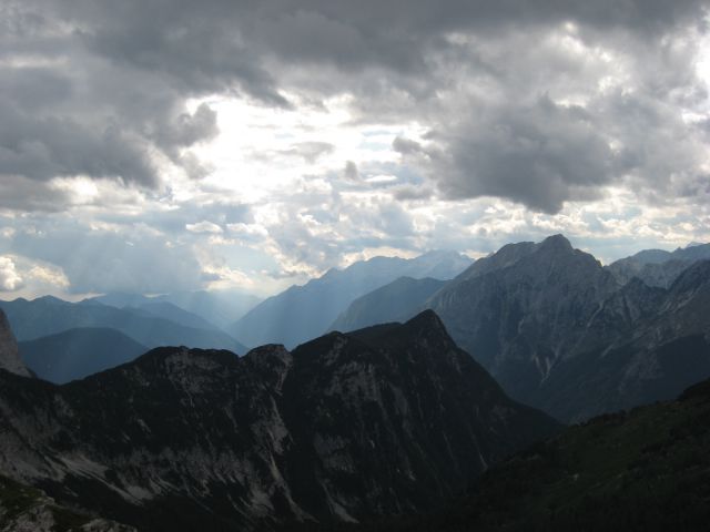 Temen greben v ospredju: desno velika tičarica, levo od nje čisti vrh