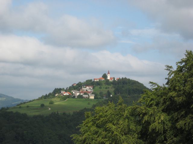 Primskova gora z naseljem Primskovo in tremi cerkvami