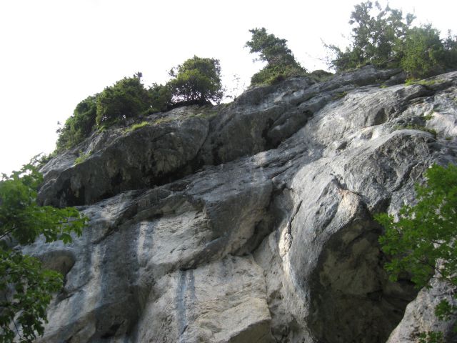 Divje stene nad stezo, ki pelje s planine jezero na planino Viševnik