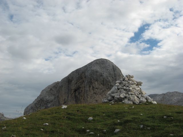 Kamnita kopica na naimenovanem vrhu na grebenu in prava Kopica za njo