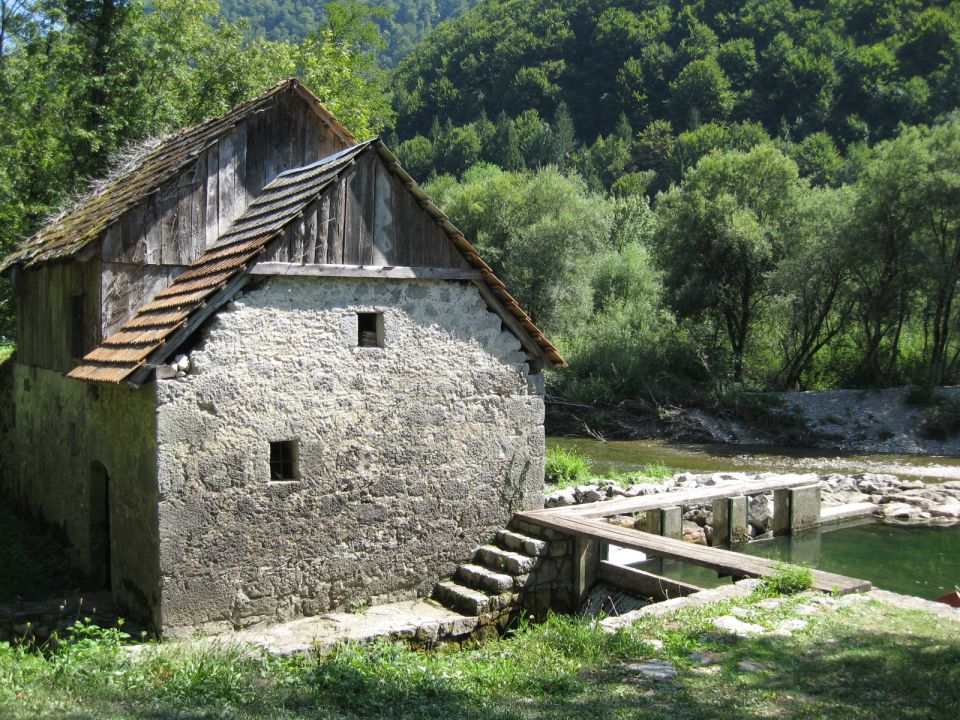 Stari mlin ob Kolpi v vasi Vrt