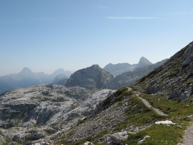 Pogled nazaj na prehojeno pot, v daljavi levo Mangart in jalovec