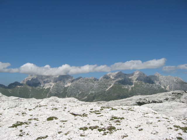 črta oblakov, ki zakriva vrh montaža