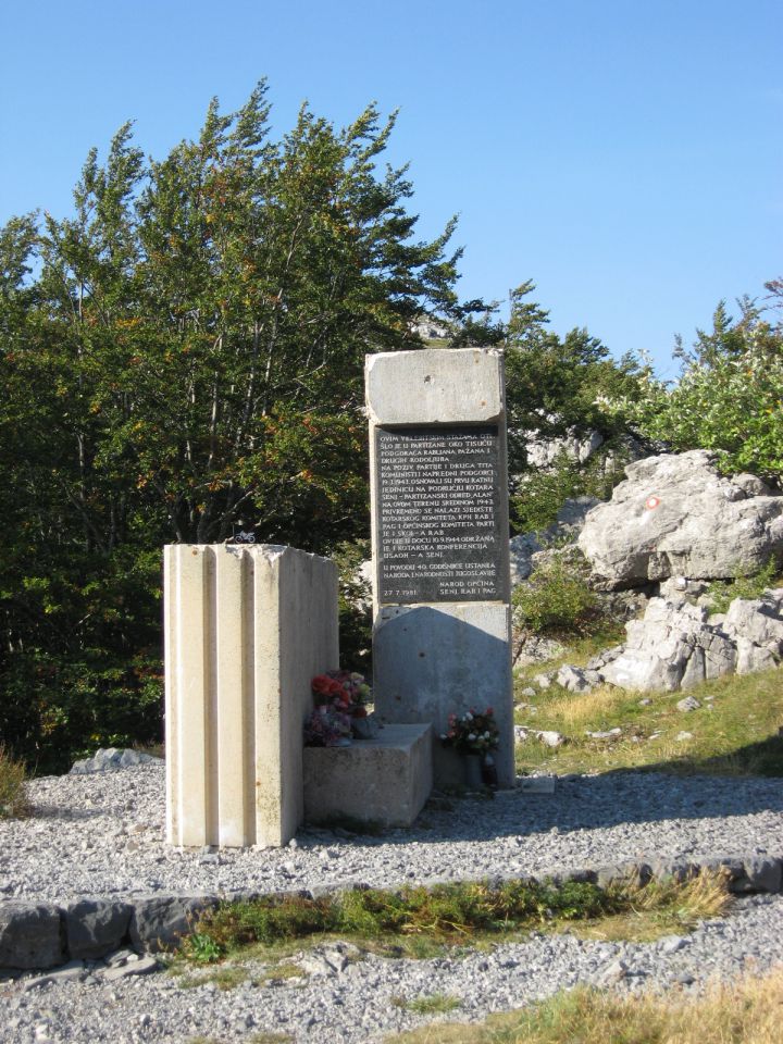 partizanski spomenik na ovinku, kjer sva zavili levo na premužičevo stezo