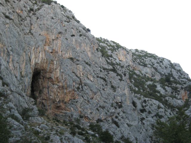 Pečine na obeh straneh kanjona