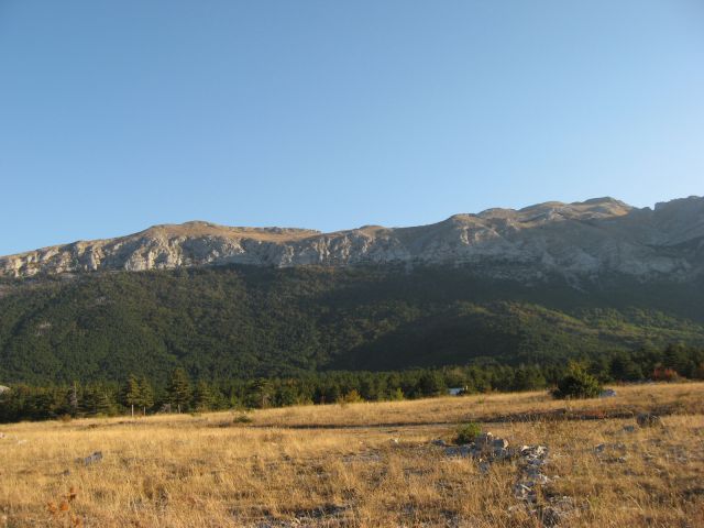 Na severni strani planote se dviga 4 km dolg greben Višerujna