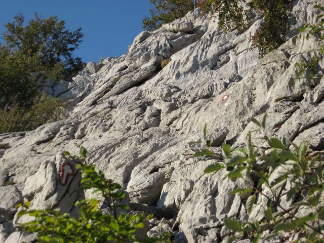 Kar zahtevno, s pomočjo rok