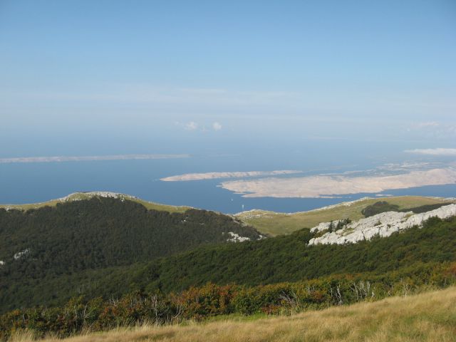 Pogled na morje in otok rab, pa tudi dva trajekta se vidita