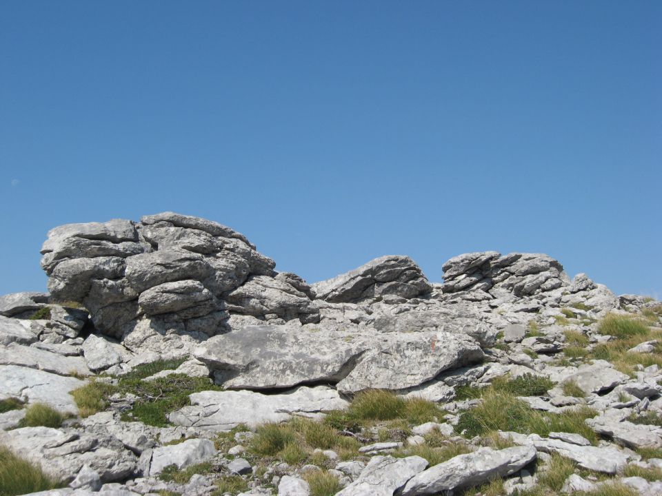 divje skalnat greben proti vrhu buljma