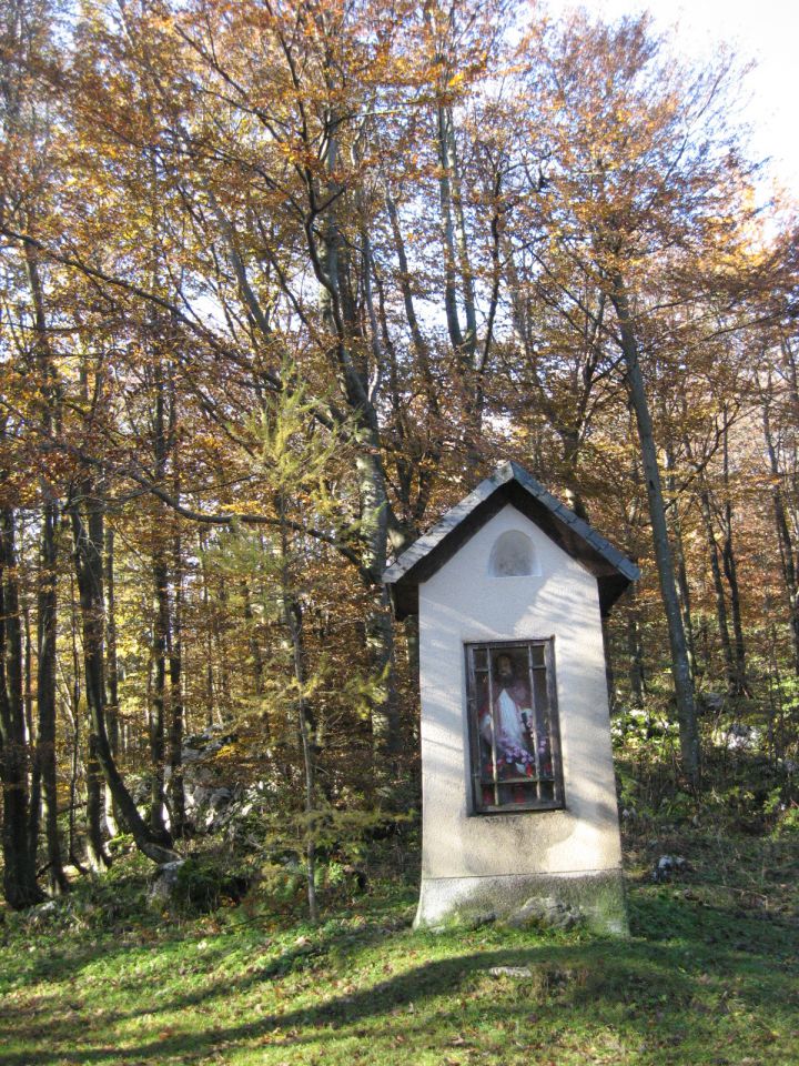 kapelica na razpotju, kjer se pridruži steza iz podkuma