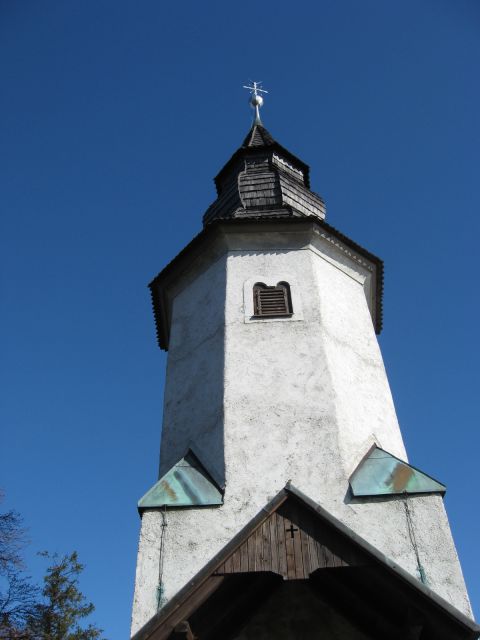 Streha zvonika je iz skodel