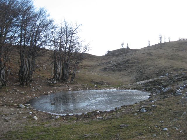 Zaledenel kal pod sedlom kočna