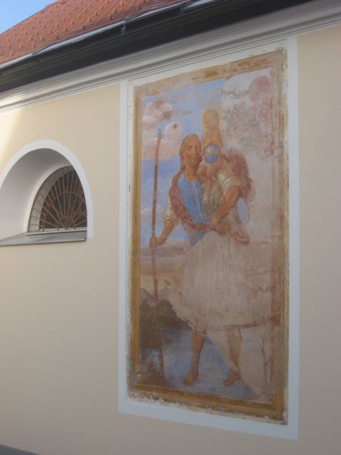 Freska na lepo obnovljeni fasadi cerkve